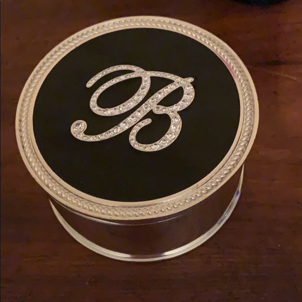 B jewelry holder